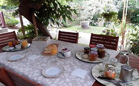 Au Bosquet, Chambre Et Salle De Bains Avec Petit Dejeuner A 600 M Du Centre Dans Un Cadre Calme Et Verdoyant